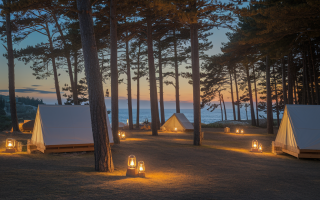 camping-crepuscule-tentes-cabines-mer