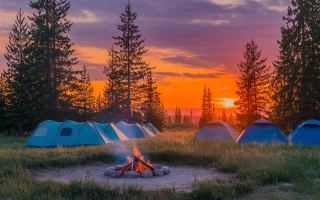 camping-tentes-feu-coucher-soleil