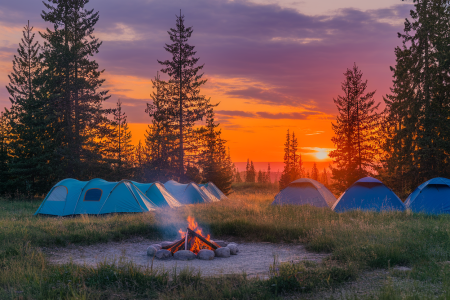 camping-tentes-feu-coucher-soleil