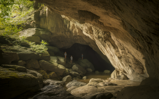 entree-grotte-mystique-verdure-roches