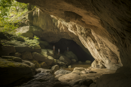 entree-grotte-mystique-verdure-roches
