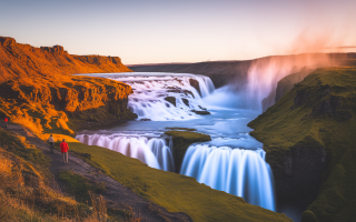 godafoss-cascade-islande-touristes-brume