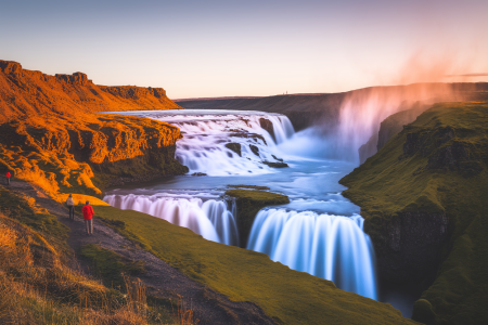 godafoss-cascade-islande-touristes-brume