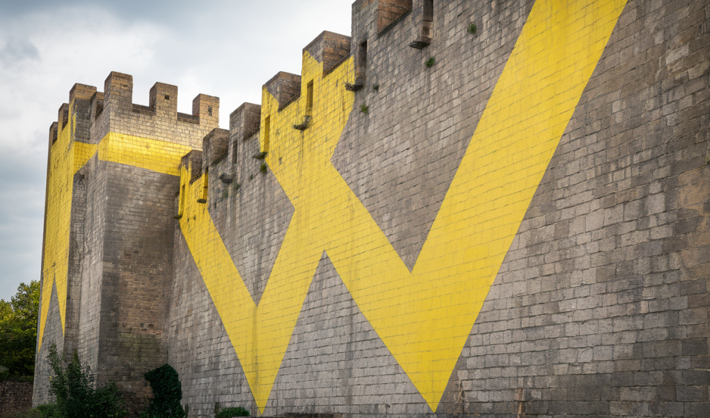Cité de Carcassonne en jaune : Felice Varini célèbre le 20e anniversaire de l’inscription Unesco