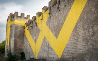 Cité de Carcassonne en jaune : Felice Varini célèbre le 20e anniversaire de l’inscription Unesco