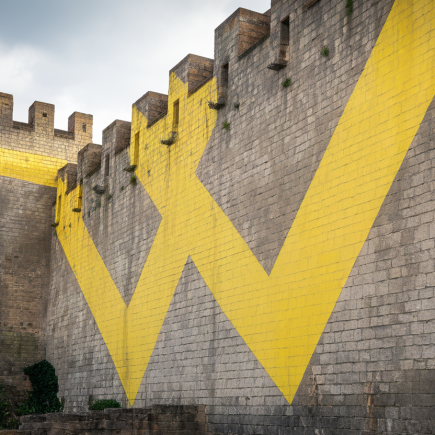 Cité de Carcassonne en jaune : Felice Varini célèbre le 20e anniversaire de l’inscription Unesco
