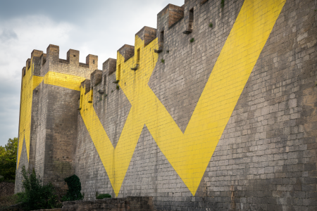 Cité de Carcassonne en jaune : Felice Varini célèbre le 20e anniversaire de l’inscription Unesco