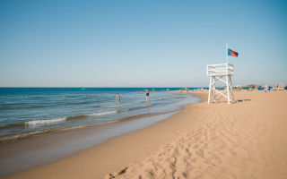 Réouverture des Plages en Occitanie : Stations Ouvertes et Règles Sanitaires sur le Littoral Méditerranéen