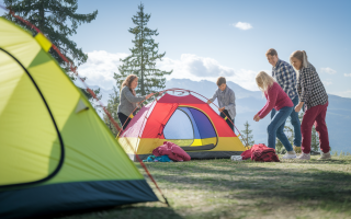 tente-coloree-famille-camping-montagnes