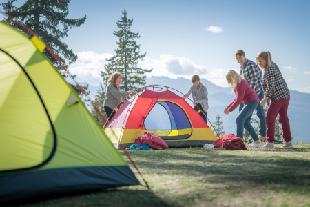 tente-coloree-famille-camping-montagnes