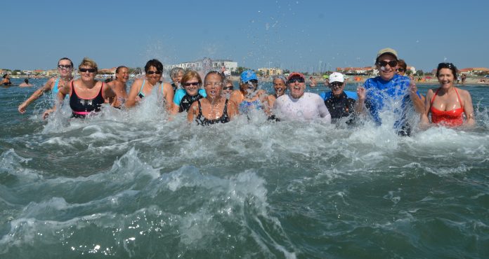 Les adeptes dusea-fitness font du sport dans l'eau de mer. Pratique vertueuse et bonne pour la santé