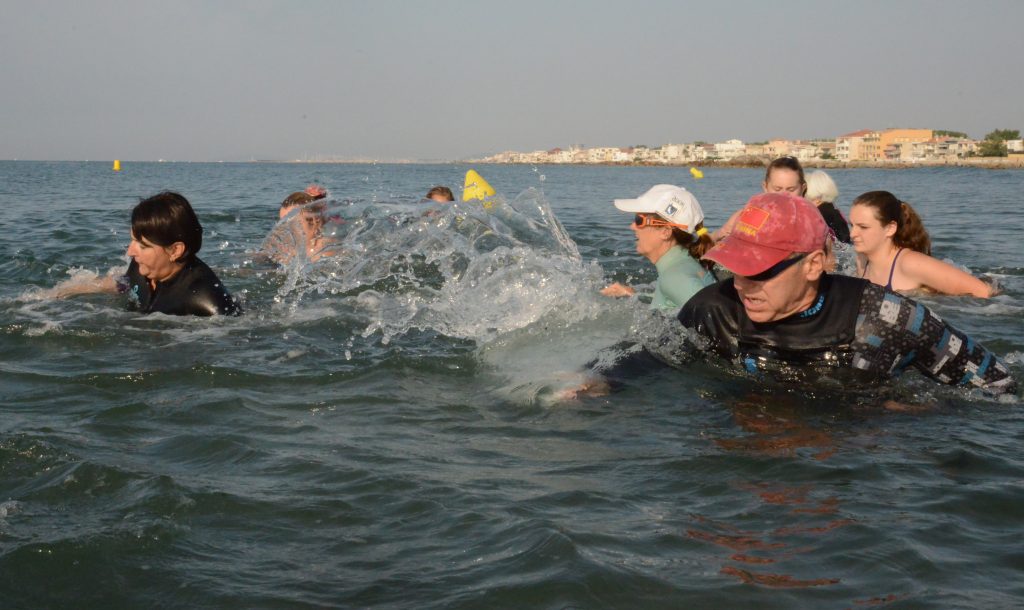 Thierry Roudil encadre un groupe de sportifs qui pratiquent le sea-fitness