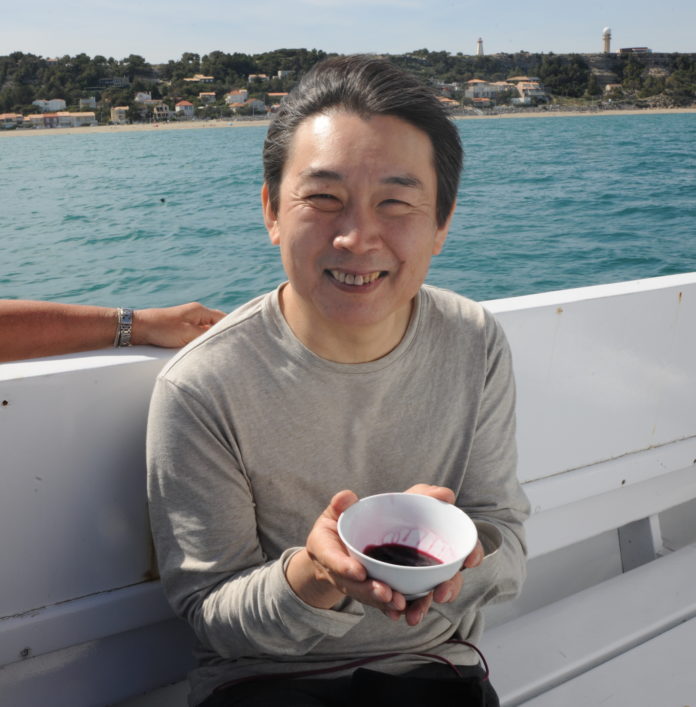 Katsuyuki Tanaka et son fameux bol de dégustation en porcelaine.