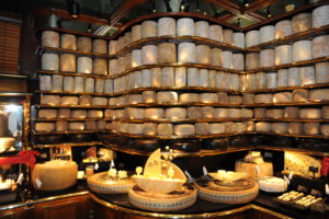Les Grands Buffets de Narbonne proposent le plus grand plateau de fromages du monde présenté dans un restaurant. Issus des caves des caves des plus grands maîtres affineurs. photo topsud news
