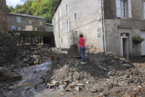 Un ruisselet affluent du Gardon a rempli la rue principale de pierres et de terre arrachées à la montagne