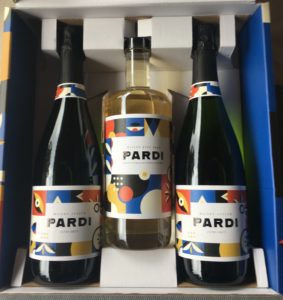 la box de Pardi : deux bouteilles de bulles et une bouteille de liqueur
