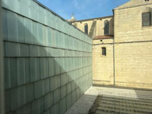 Dompteur de la lumière, Pierre Soulages a conçu ce mur de verre au musée Fabre pour que ses toiles soient éclairées par la lumière du jour mais  filtrée. Ce mur a nécessité des  semaines de recherches de la part du grand peintre