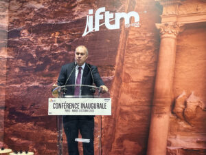 les experts secouent le cocotier. ici François Gémenne, du GIEC ouvre le salon de Paris IFTM-Top Resa